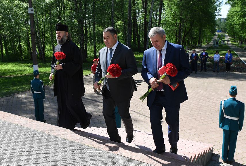 Губернатор Игорь Руденя в Калязине возложил цветы к Обелиску воинам, павшим в годы Великой Отечественной войны
