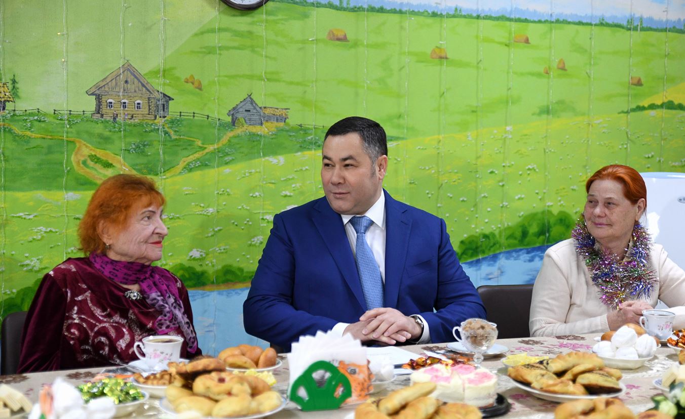 Игорь Руденя поздравил с наступающим Новым годом и Рождеством представителей старшего поколения, проживающих в Тверском геронтологическом центре