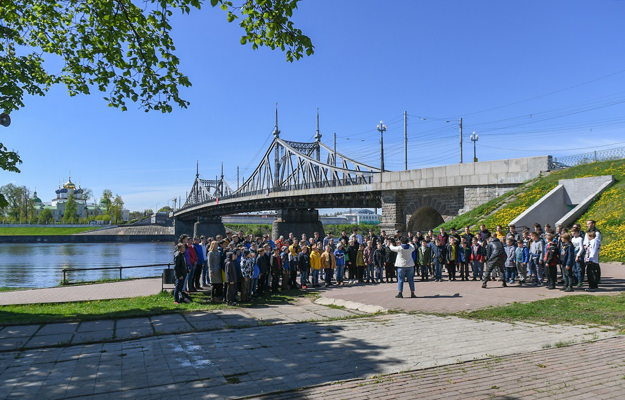 В День Волги в Твери 134 юных музыканта исполнили знаменитую песню Людмилы Зыкиной «Течет река Волга»