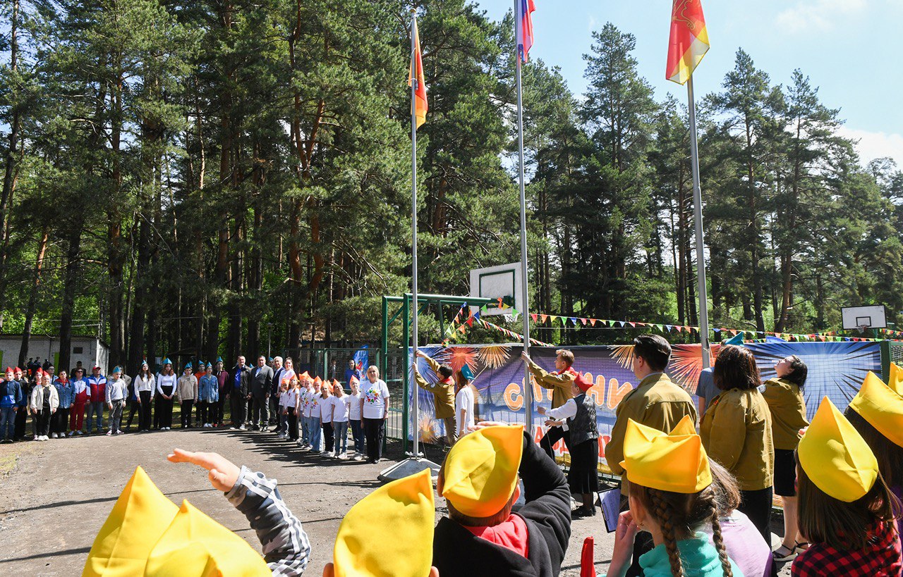 В Международный день защиты детей Игорь Руденя и Владимир Васильев поздравили с праздником и началом первой смены воспитанников детского загородного лагеря «Спутник»