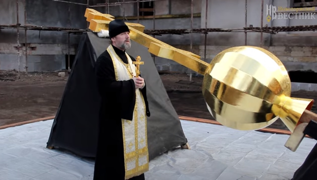 В Торжке освятили надкупольный крест храма Входа Господня в Иерусалим