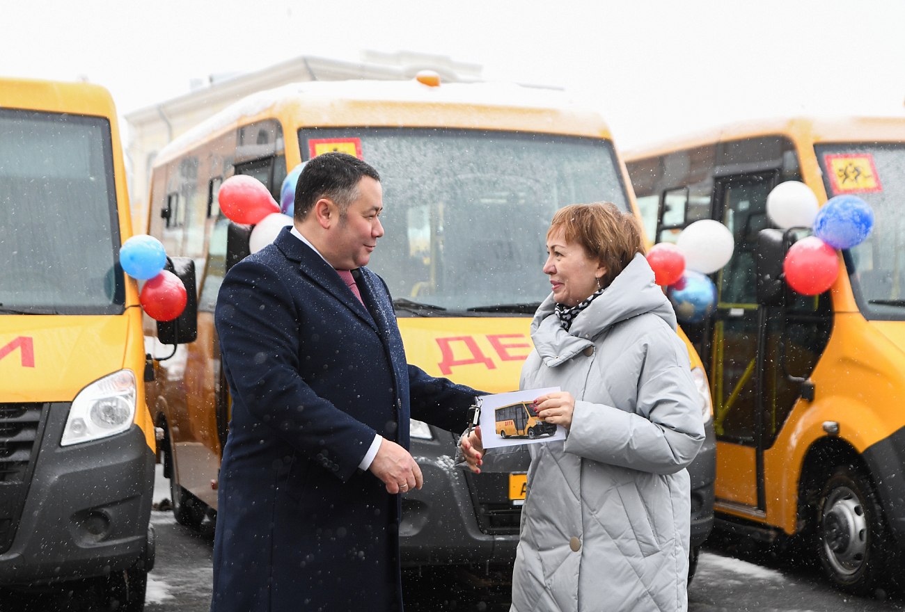 Игорь Руденя передал в муниципалитеты новые школьные автобусы, автомобили скорой помощи и спецтранспорт для пожарно-спасательных служб
