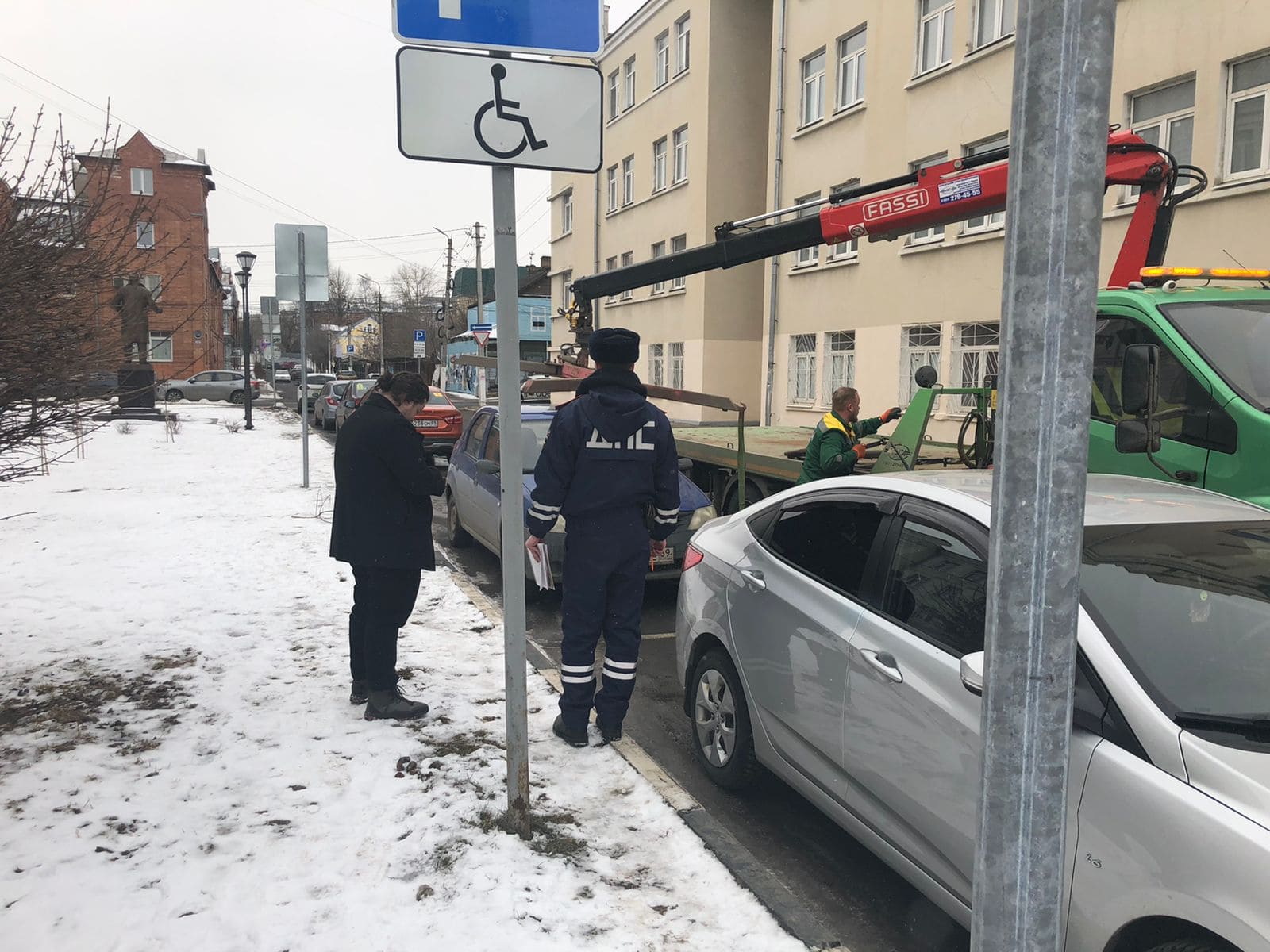 Парковка тверь. Припаркованные машины. Нарушение правил парковки. Фотографии на парковке. Нарушители порядка.