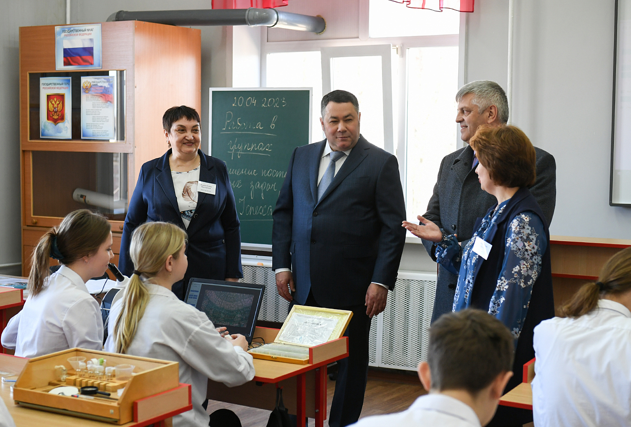 В краснохолмской школе №1 по поручению Игоря Рудени благоустроят территорию и закупят учебное оборудование