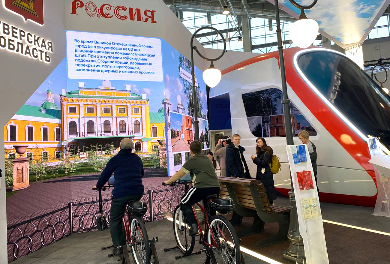 Около 500 человек ежедневно пробуют себя в роли машиниста электропоезда «Иволга 3.0» на стенде Тверской области на ВДНХ