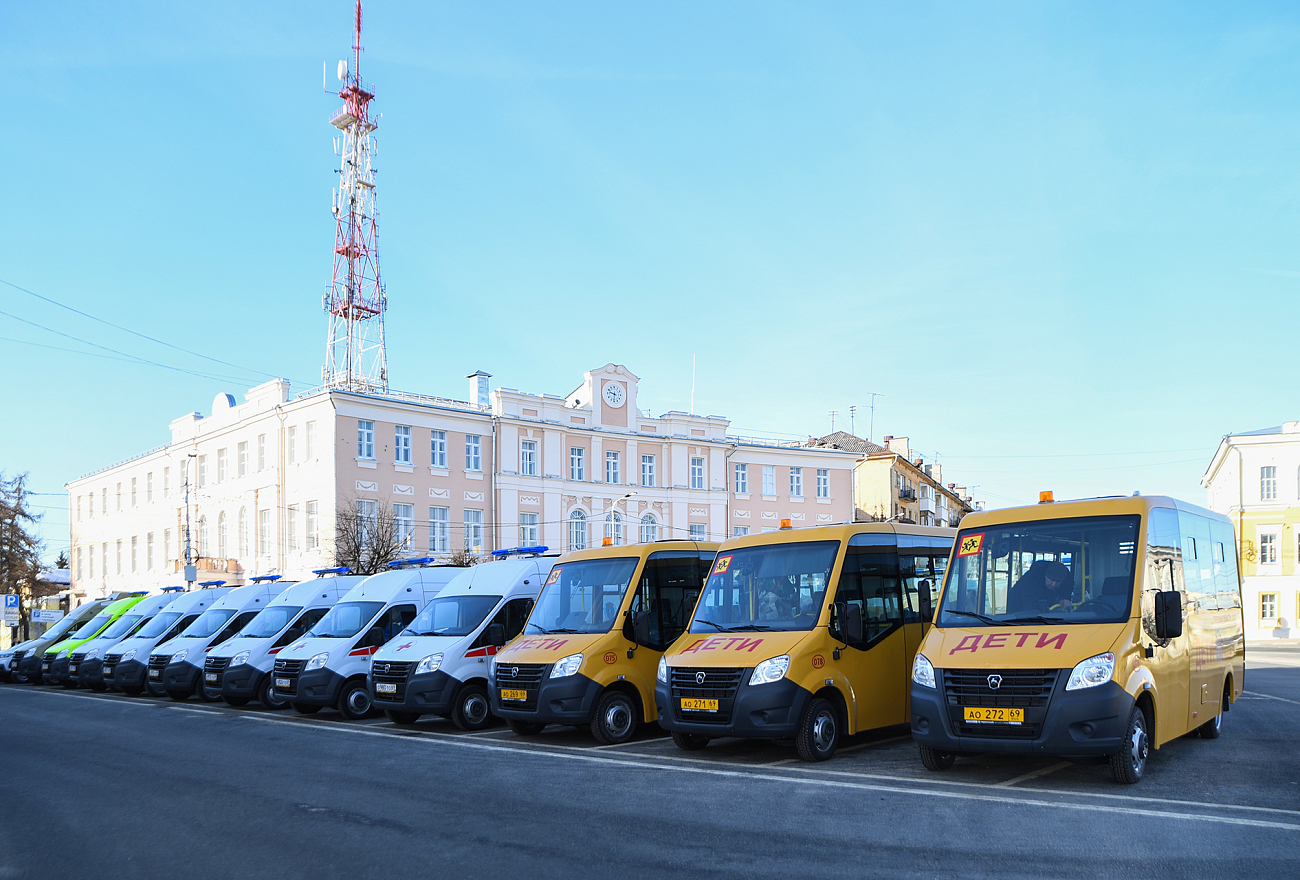 В муниципалитеты Тверской области переданы новые машины скорой помощи и  социальный транспорт, а также автомобили многодетным семьям