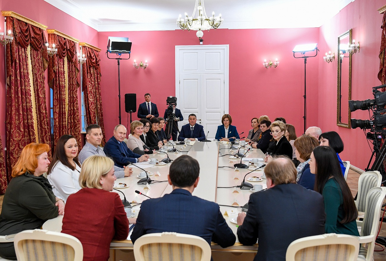 Владимир Путин провел встречу с работниками культуры Тверской области