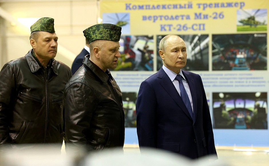 Владимир Путин в Торжке посетил 344 Центр боевого применения и переучивания летного состава