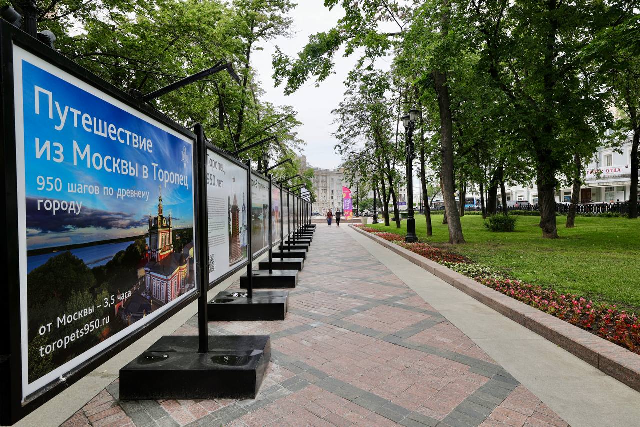На Никитском бульваре в Москве открылась фотовыставка, посвященная 950-летию Торопца