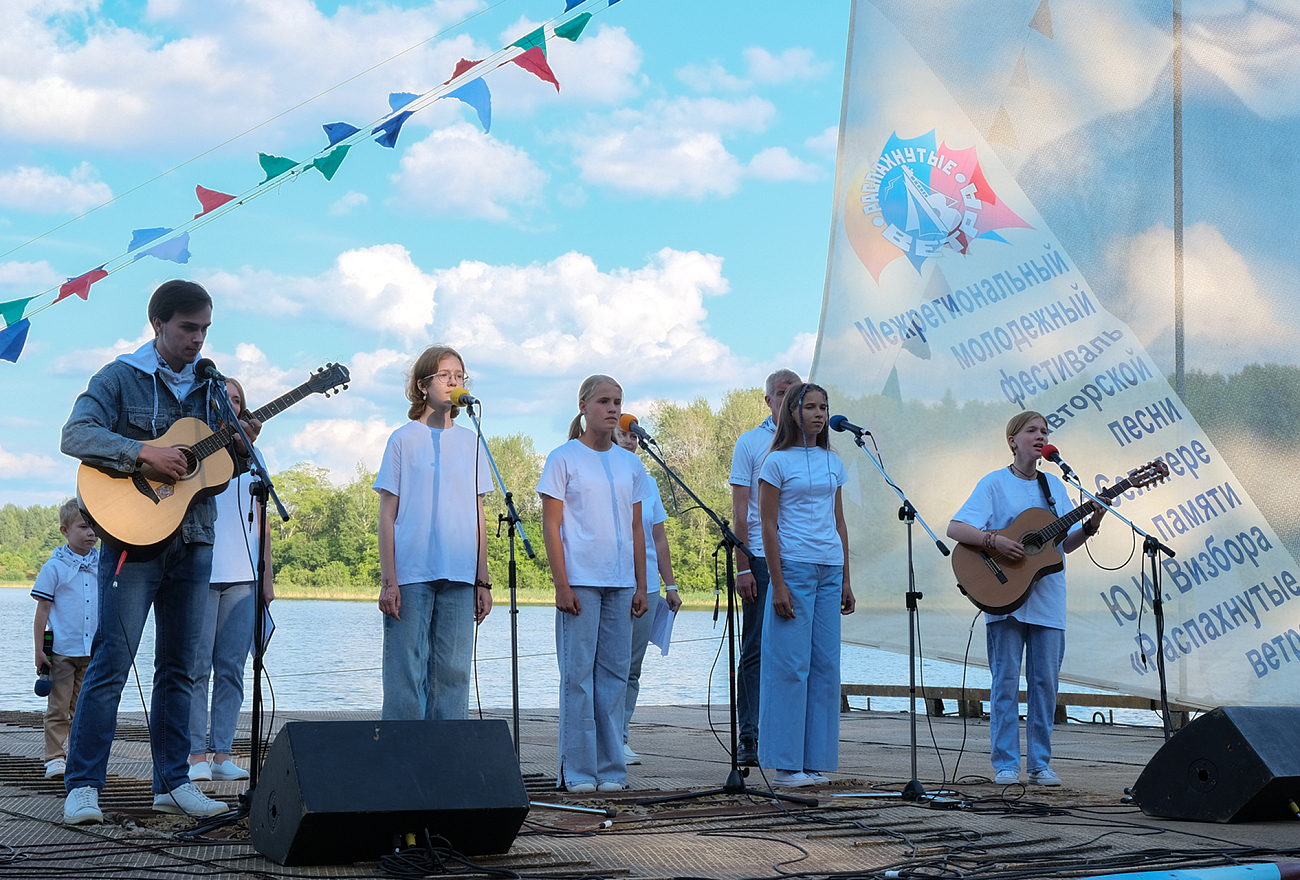 Порядка 400 человек объединил юбилейный фестиваль авторской песни «Распахнутые ветра», который проходит в Тверской области