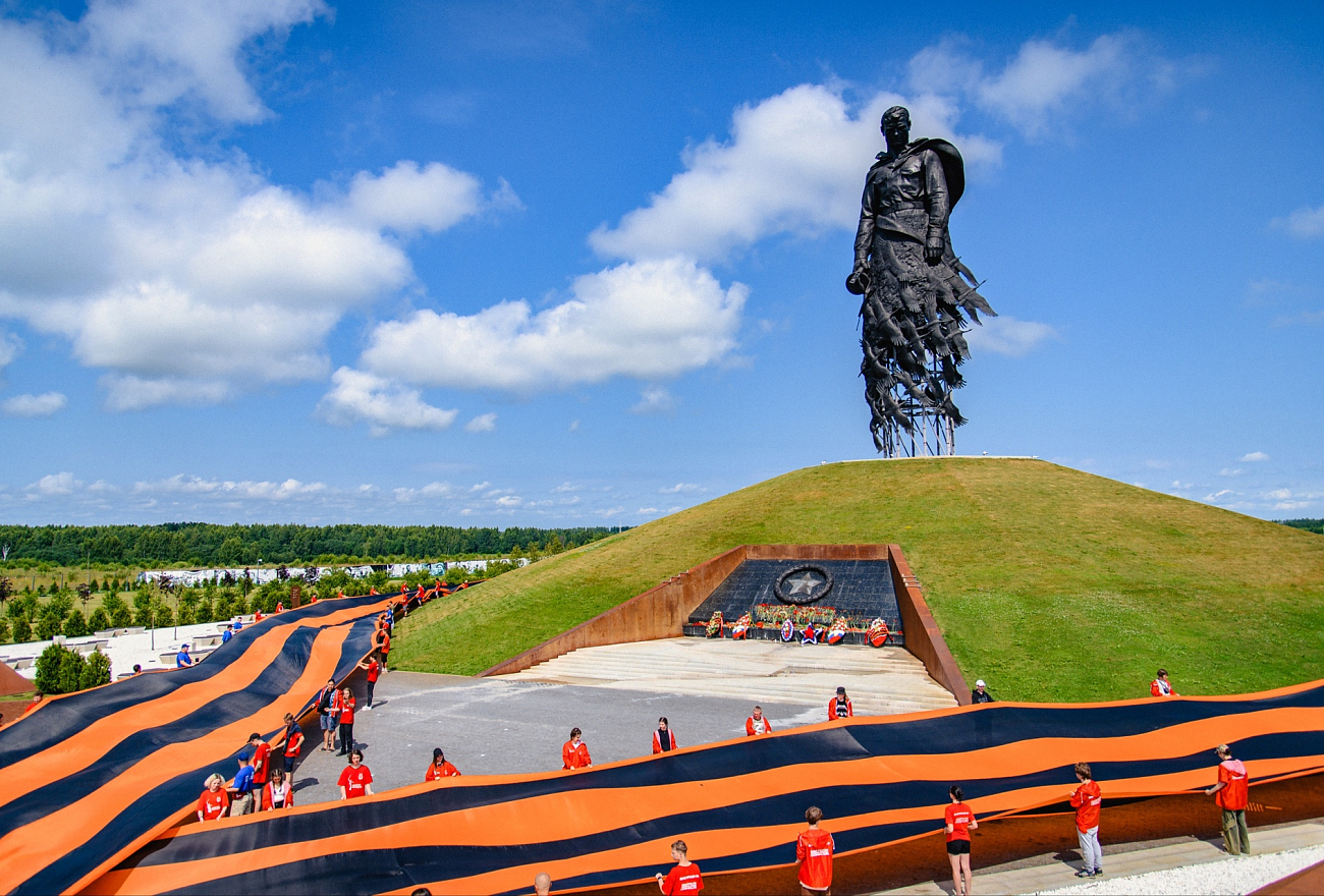 У Ржевского мемориала Советскому солдату развернули 300-метровую Георгиевскую ленту